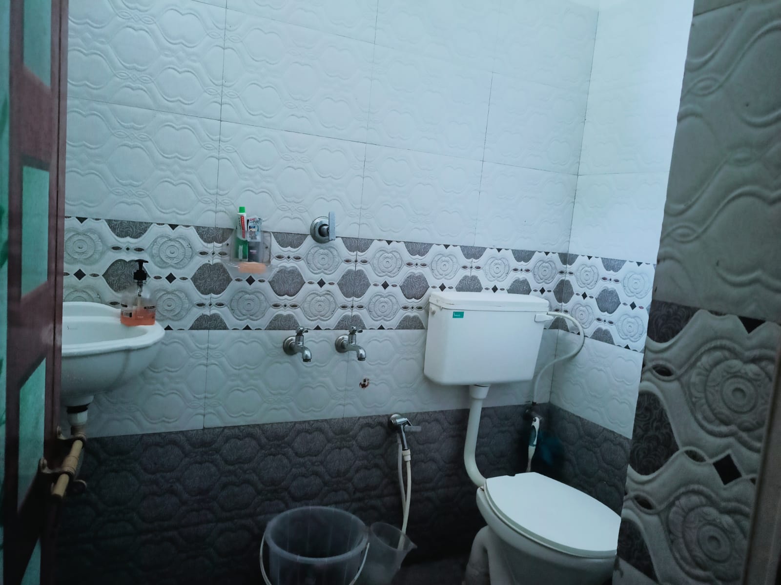 A clean and modern bathroom available at our Alleppey homestay.
