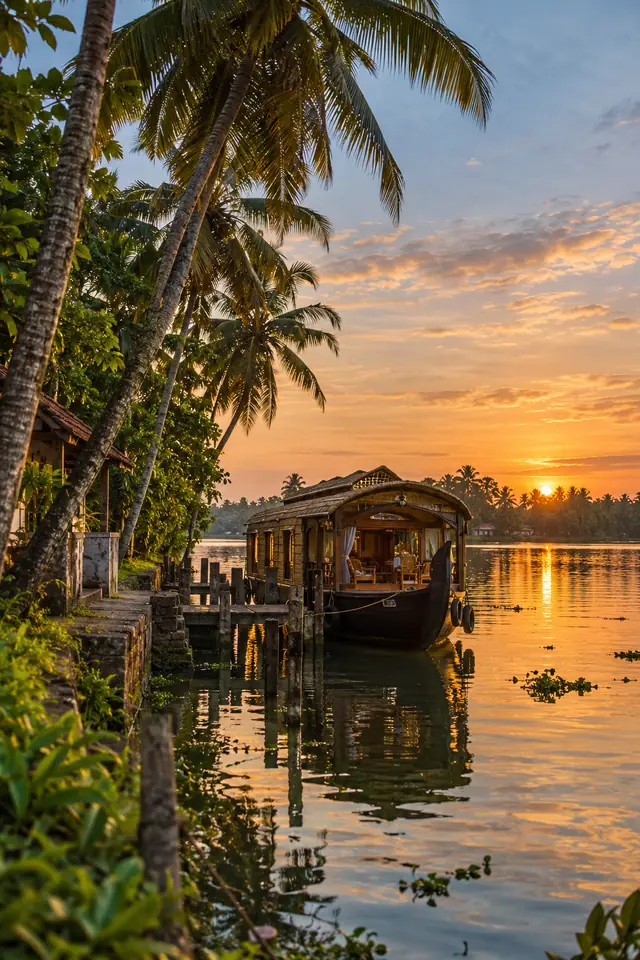 Luxury houseboat available for booking in Alleppey